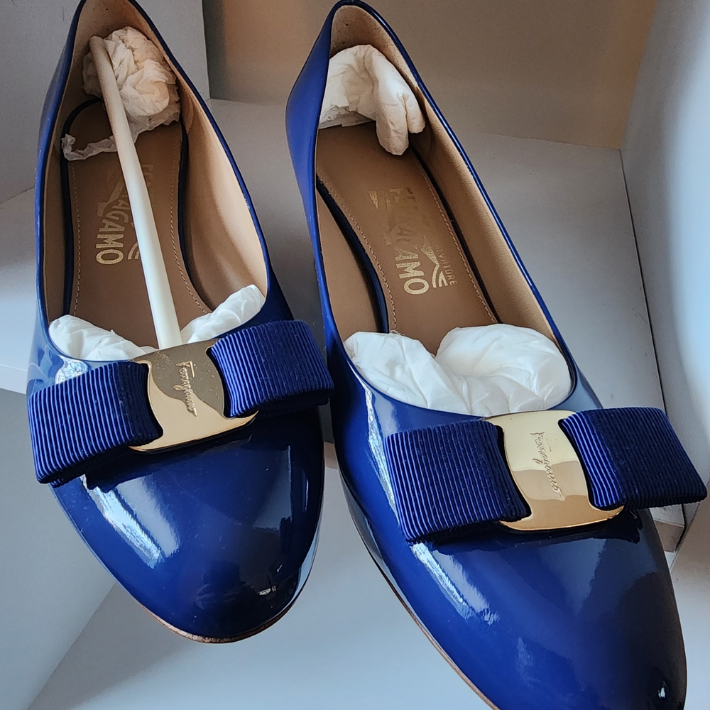 NWT Salvatore Ferragamo Navy Patent Flats with Bow